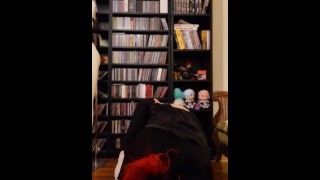 Femboy masturboi ja ratsastaa dildolla hameessa ja reisikorkeissa sukissa