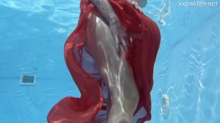 Suomen paras: Mimi Cica alastomana uimassa veden alla