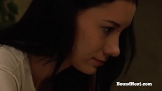 Kiimainen lesbomadame voihkii ja saa orgasmin hierontapöydällä