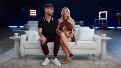 Kaci Kennedy: Tatuoitu hotwife ratsastaa BBC:llä aviomiehen kuvatessa